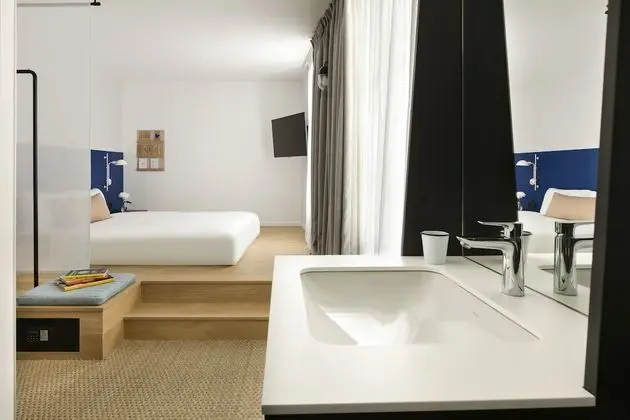 Tek Büyük veya İki Ayrı Yataklı Oda, Avlu Manzaralı (no elevator)