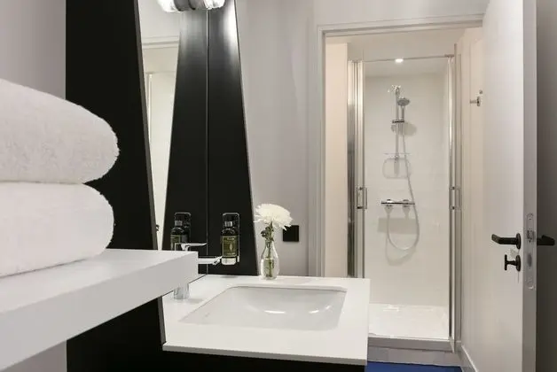 Tek Büyük veya İki Ayrı Yataklı Oda, Avlu Manzaralı (no elevator)