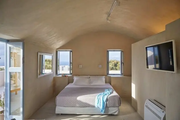 Premier Cellar with Outdoor Hot Tub