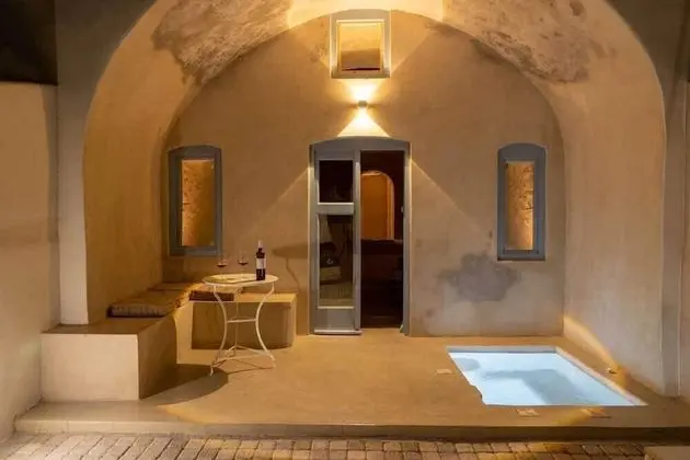 Superior Cellar with Outdoor Hot Tub