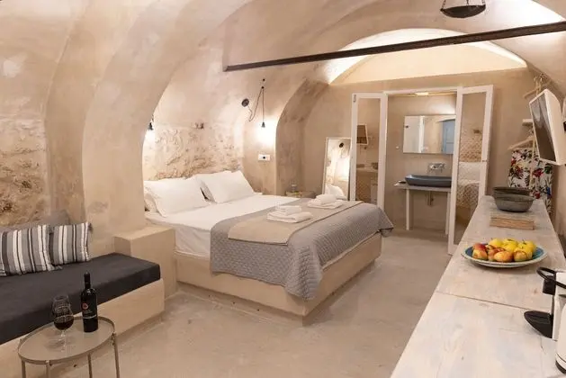 Superior Cellar with Outdoor Hot Tub