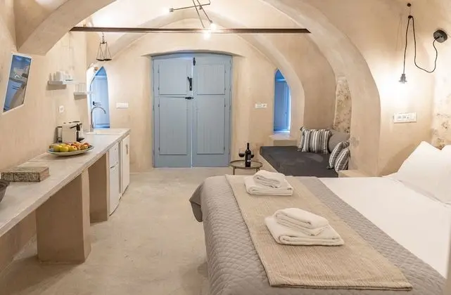 Superior Cellar with Outdoor Hot Tub