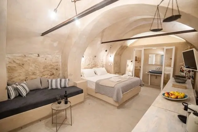 Superior Cellar with Outdoor Hot Tub