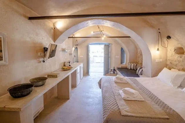 Superior Cellar with Outdoor Hot Tub