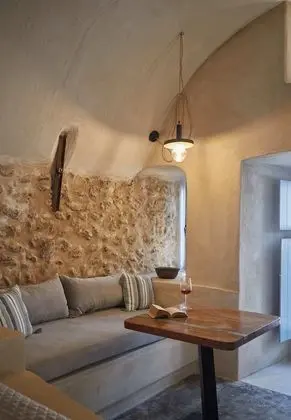 Superior Cellar with Outdoor Hot Tub