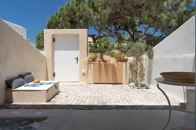 Superior Cellar with Outdoor Hot Tub