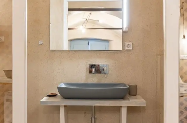Superior Cellar with Outdoor Hot Tub