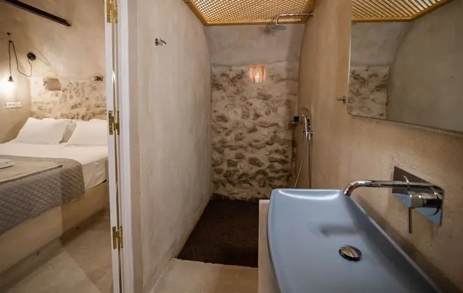 Superior Cellar with Outdoor Hot Tub