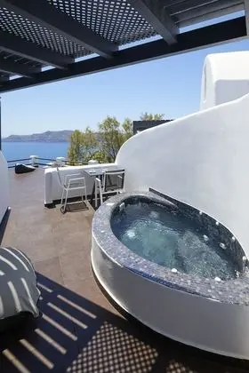 Elegant Suite with outdoor heated private Jacuzzi