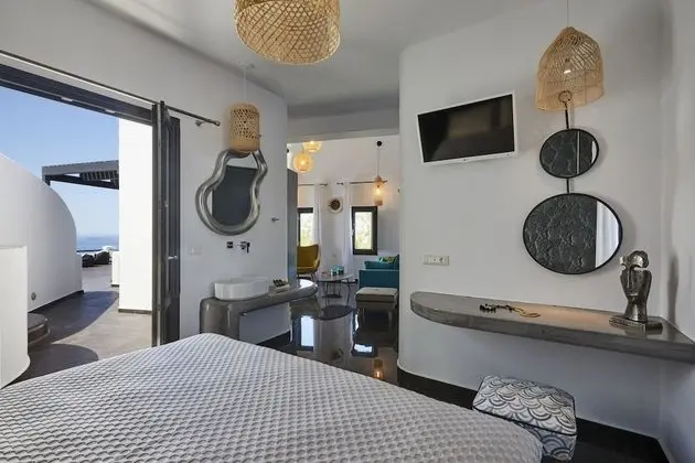 Elegant Suite with outdoor heated private Jacuzzi