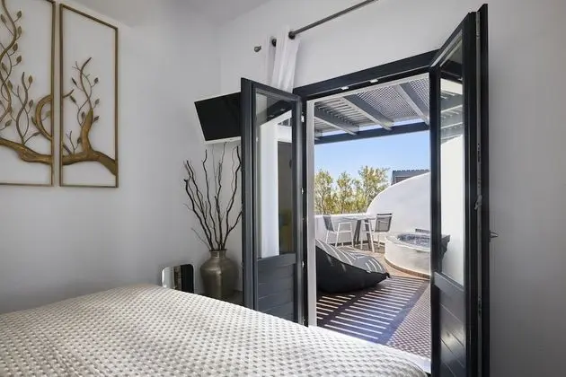 Elegant Suite with outdoor heated private Jacuzzi