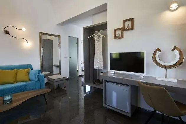 Elegant Suite with outdoor heated private Jacuzzi