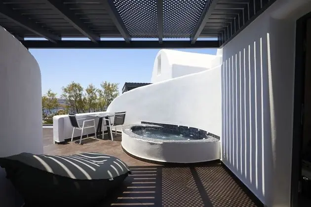 Elegant Suite with outdoor heated private Jacuzzi