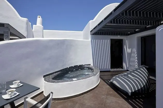 Elegant Suite with outdoor heated private Jacuzzi