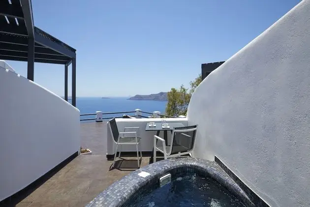 Elegant Suite with outdoor heated private Jacuzzi