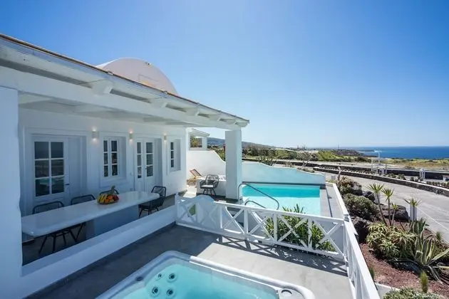EMERALD: 3 Bedroom Villa Sunset & Sea View with Private Pool & Hot Tub