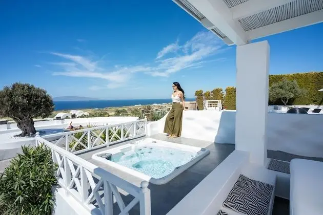 EMERALD: 3 Bedroom Villa Sunset & Sea View with Private Pool & Hot Tub