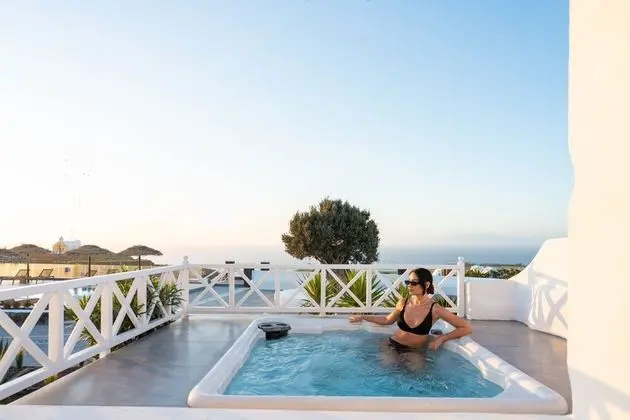 EMERALD: 3 Bedroom Villa Sunset & Sea View with Private Pool & Hot Tub