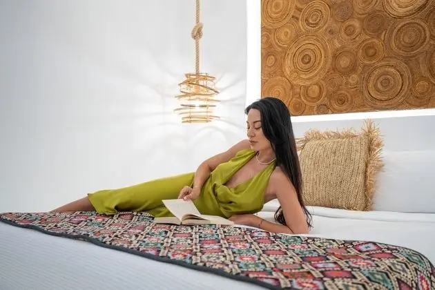 SWINGING SUNSET: 3 Bedroom Villa Sunset & Sea View with Private Infinity Pool & Hot Tub