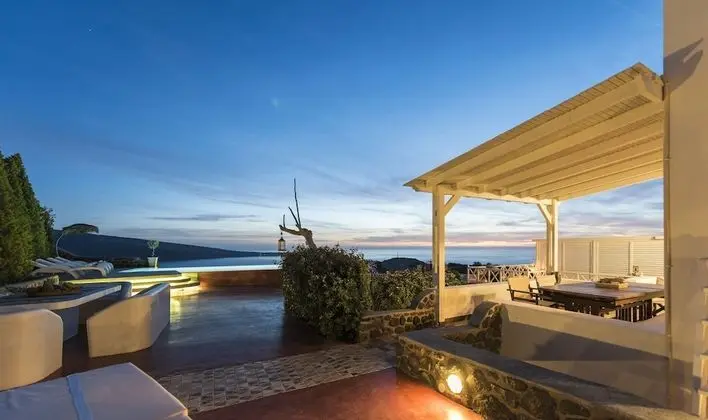 SWINGING SUNSET: 3 Bedroom Villa Sunset & Sea View with Private Infinity Pool & Hot Tub