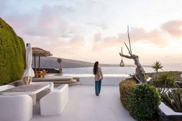 SWINGING SUNSET: 3 Bedroom Villa Sunset & Sea View with Private Infinity Pool & Hot Tub