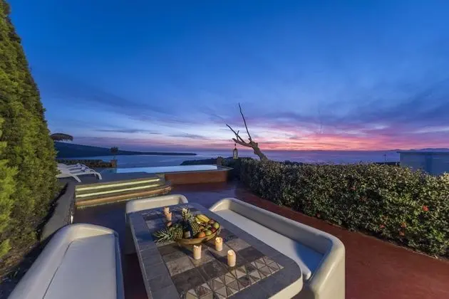 SWINGING SUNSET: 3 Bedroom Villa Sunset & Sea View with Private Infinity Pool & Hot Tub