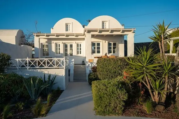 SWINGING SUNSET: 3 Bedroom Villa Sunset & Sea View with Private Infinity Pool & Hot Tub