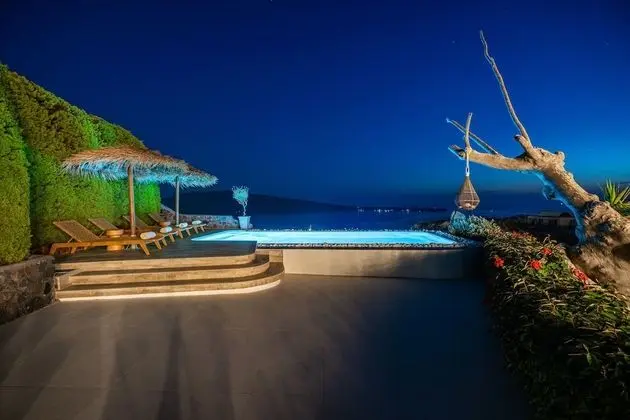 SWINGING SUNSET: 3 Bedroom Villa Sunset & Sea View with Private Infinity Pool & Hot Tub