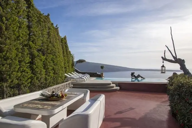 SWINGING SUNSET: 3 Bedroom Villa Sunset & Sea View with Private Infinity Pool & Hot Tub