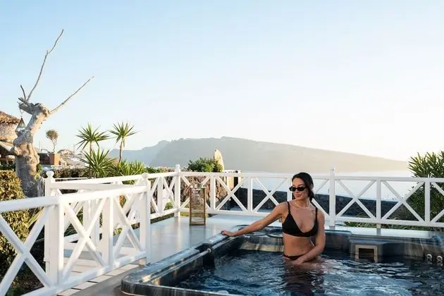 SWINGING SUNSET: 3 Bedroom Villa Sunset & Sea View with Private Infinity Pool & Hot Tub