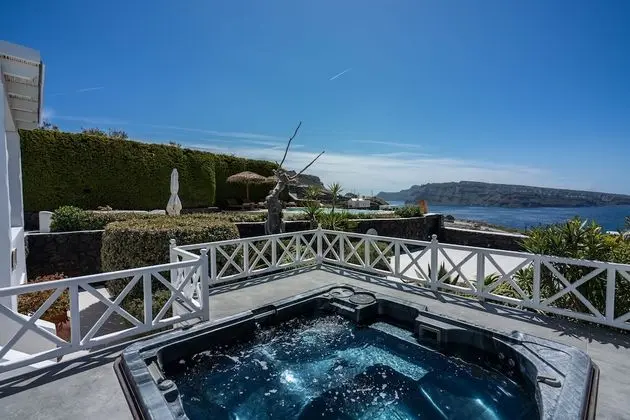 SWINGING SUNSET: 3 Bedroom Villa Sunset & Sea View with Private Infinity Pool & Hot Tub