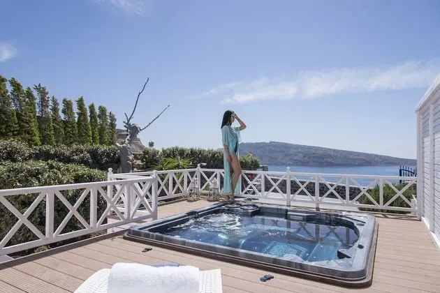SWINGING SUNSET: 3 Bedroom Villa Sunset & Sea View with Private Infinity Pool & Hot Tub