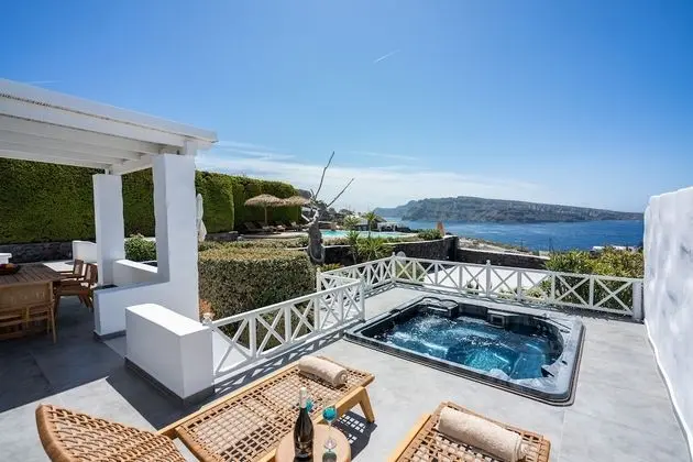 SWINGING SUNSET: 3 Bedroom Villa Sunset & Sea View with Private Infinity Pool & Hot Tub