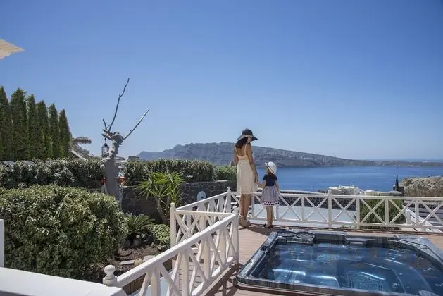 SWINGING SUNSET: 3 Bedroom Villa Sunset & Sea View with Private Infinity Pool & Hot Tub