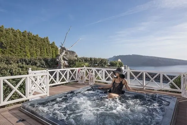 SWINGING SUNSET: 3 Bedroom Villa Sunset & Sea View with Private Infinity Pool & Hot Tub
