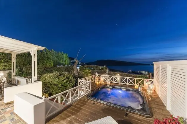 SWINGING SUNSET: 3 Bedroom Villa Sunset & Sea View with Private Infinity Pool & Hot Tub