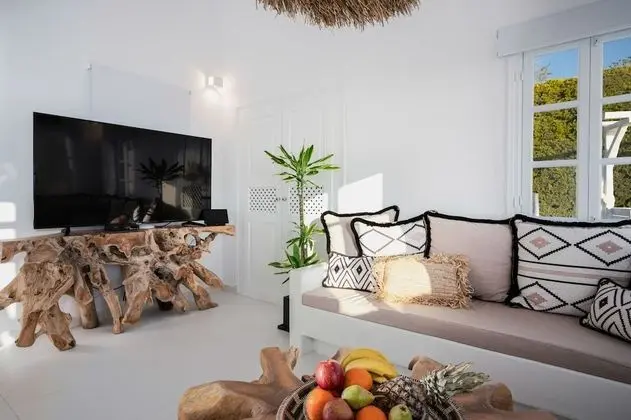 SWINGING SUNSET: 3 Bedroom Villa Sunset & Sea View with Private Infinity Pool & Hot Tub