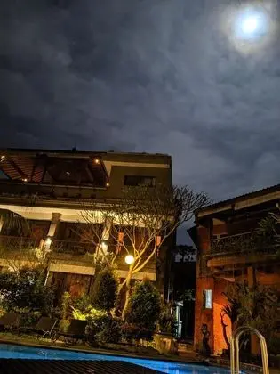 Tek Büyük veya İki Ayrı Yataklı Oda, 1 Yatak Odası, Bahçe Manzaralı, Havuz Kenarı