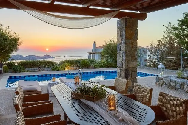 Villa, 3 Yatak Odası, Kişiye Özel Havuzlu, Denize Bakan (Kalypso)