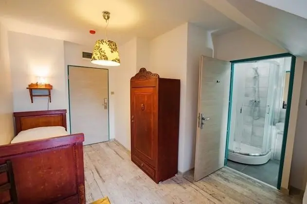 İki Ayrı Yataklı Oda, 2 Tek Kişilik Yatak, Ortak Banyo
