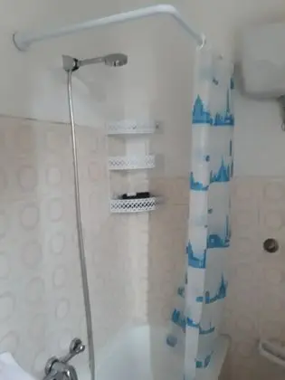 Dört Kişilik Oda, Ortak Banyo