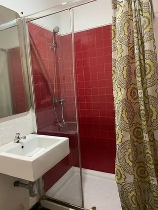 Tek Büyük Yataklı Oda, Ortak Banyo (2)
