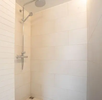 Tek Büyük veya İki Ayrı Yataklı Oda, Ortak Banyo