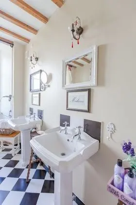 Deluxe Tek Büyük Yataklı Oda (Red Toile)