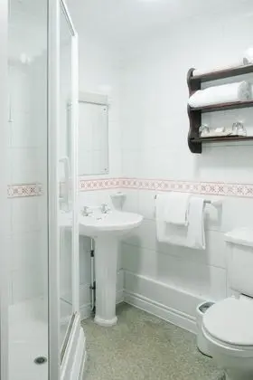 Tek Büyük Yataklı Oda, Avlu