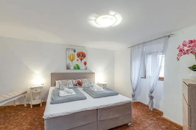 Family Ev, Birden Çok Yatak, Bahçeli (Old House Pri Roktovih With Whirlpool)