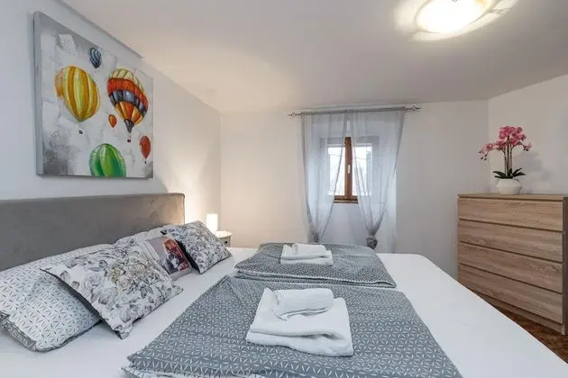 Family Ev, Birden Çok Yatak, Bahçeli (Old House Pri Roktovih With Whirlpool)