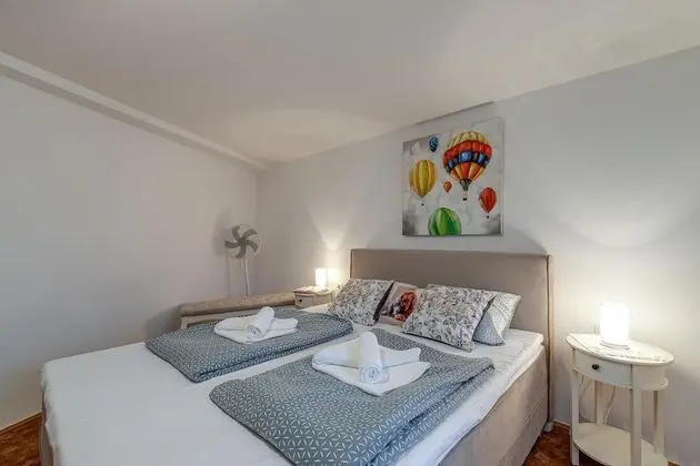 Family Ev, Birden Çok Yatak, Bahçeli (Old House Pri Roktovih With Whirlpool)