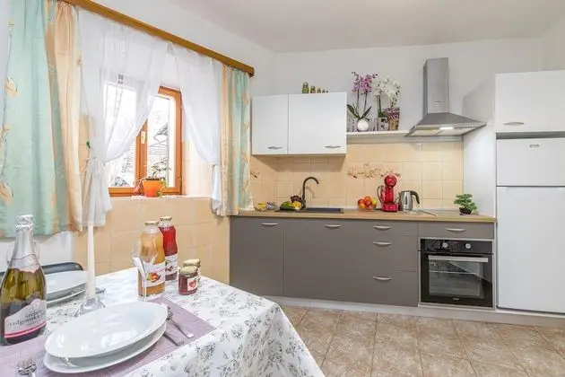 Family Ev, Birden Çok Yatak, Bahçeli (Old House Pri Roktovih With Whirlpool)