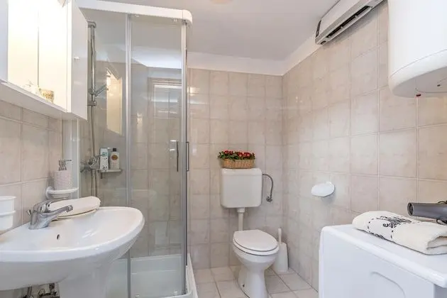 Family Ev, Birden Çok Yatak, Bahçeli (Old House Pri Roktovih With Whirlpool)